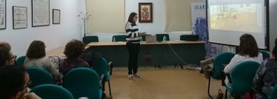 Una alumna de Historia del Arte en la exposición del tema