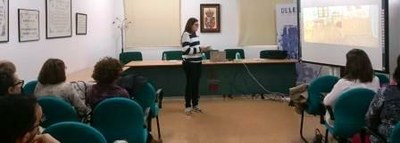 Una alumna de Historia del Arte en la exposición del tema