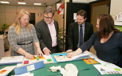 Delaney durante su visita al SBO, observa los materiales de la nueva didáctica del braille, Braitico