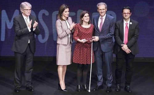 Doña Letizia entregando el galardón al director de Servimedia, José Ramón González Huesa, y a la periodista ciega Ana Gómez Quintana