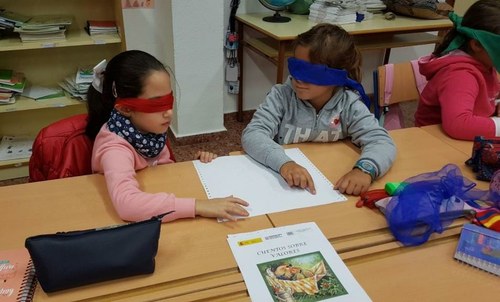 Dos pequeñas alumnas trabajan a ciegas (con sus ojos tapados) con material en relieve, dentro de las actividades del Concurso Escolar en un centro educativo del País Vasco