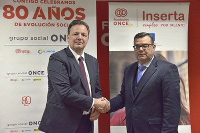 El alcalde de San Agustín, Juan Francisco Figueroa (a la izquierda), estrecha la mano de Martínez-Donoso tras firmar el convenio