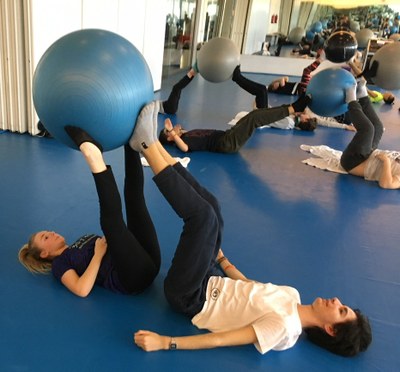 Sesión de pilates realizada por los jóvenes participantes