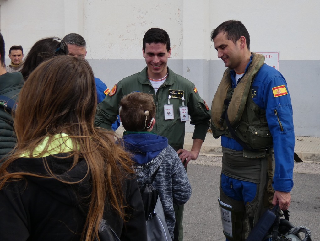 Dos de los pilotos de la escuadrilla conversan con varios de los niños