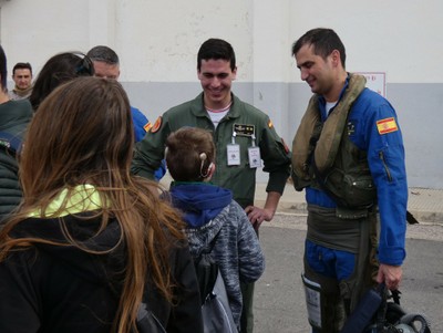 Dos de los pilotos de la escuadrilla conversan con varios de los niños
