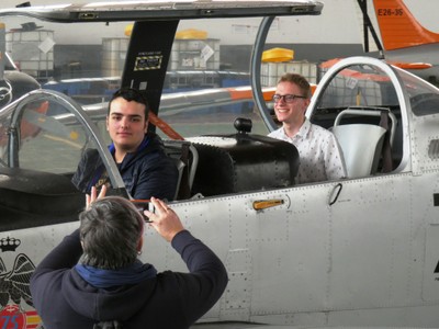 Dos jóvenes británicos se hacen una foto a bordo de la avioneta de formación 'Tamiz'