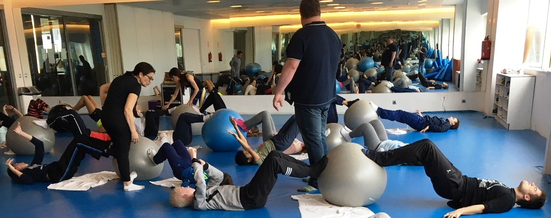 El grupo practica Pilates en el gimnasio