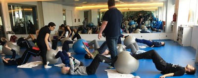 El grupo practica Pilates en el gimnasio