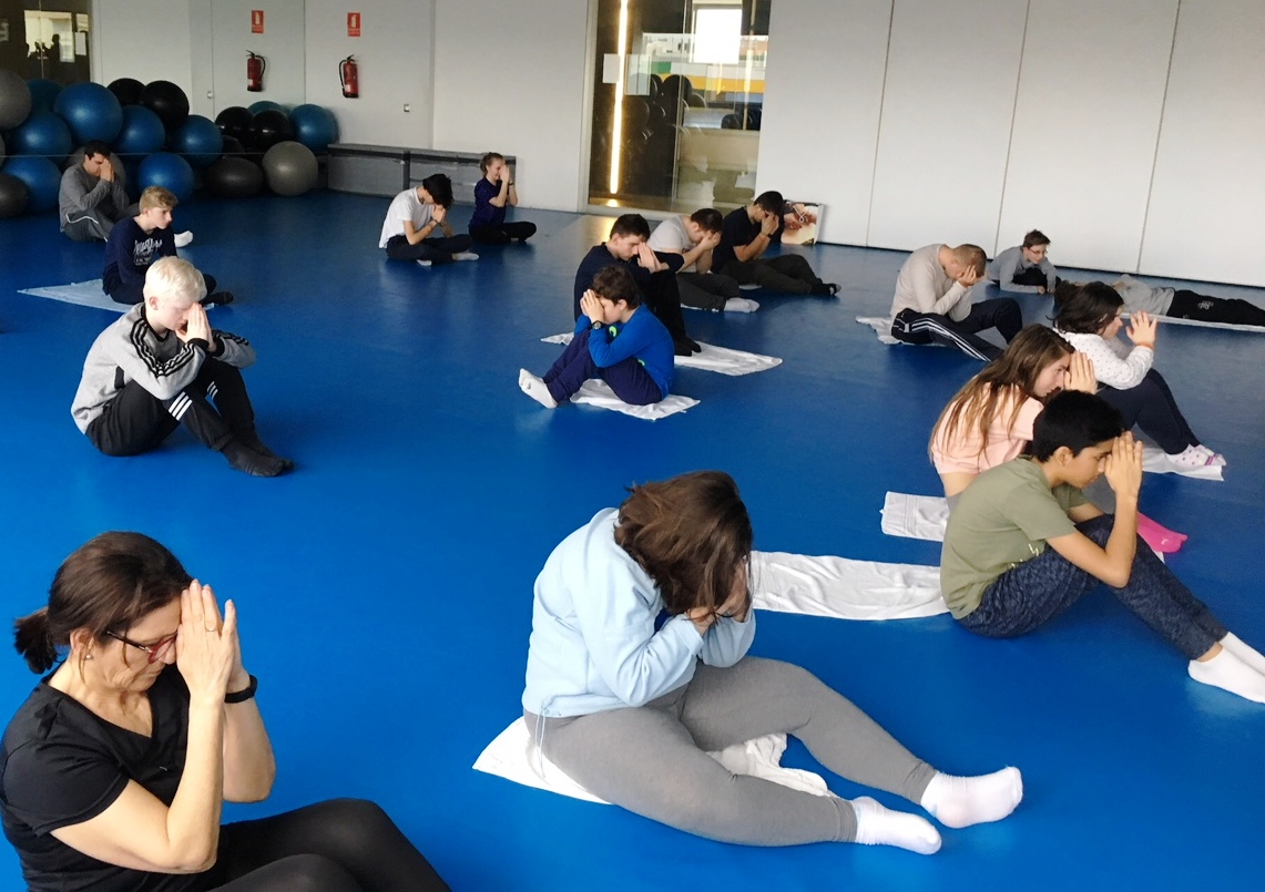 El grupo realizando un ejercicio de yoga en el gimnasio