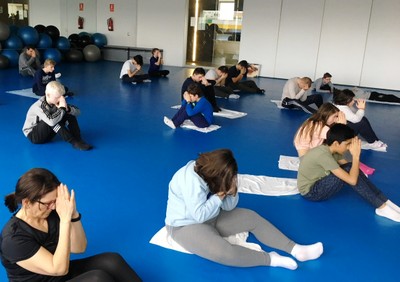 El grupo realizando un ejercicio de yoga en el gimnasio