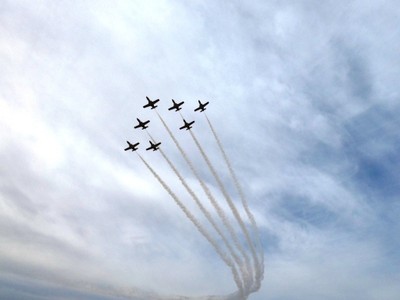 La patrulla Águila, recortada sobre el cielo de San Javier, en plena exhibición