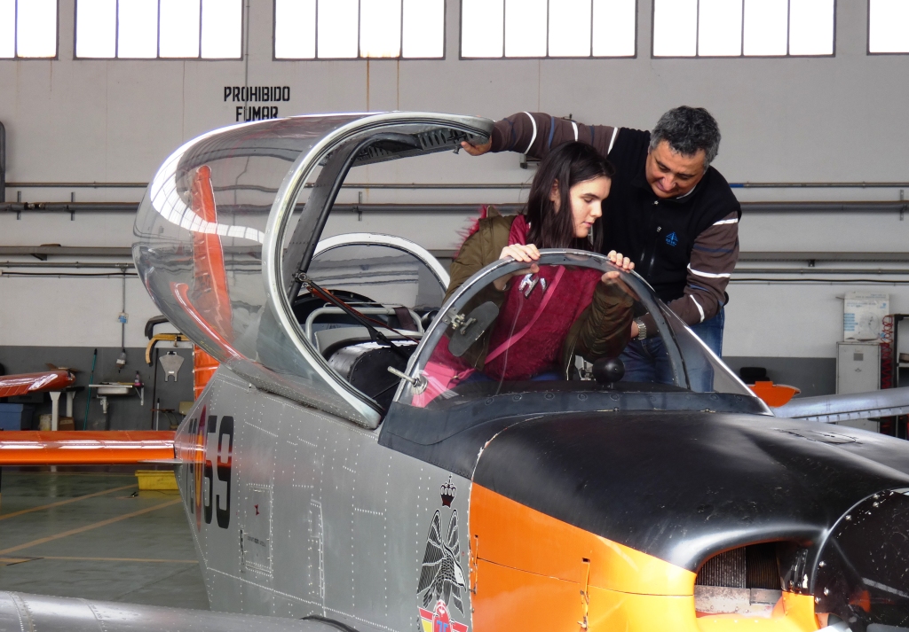 Otra de las jóvenes ciegas accede a la avioneta