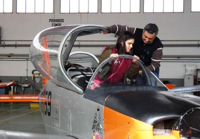Otra de las jóvenes ciegas accede a la avioneta