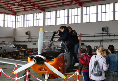 Sara, una de las niñas afiliadas, sube con la ayuda de un piloto a la avioneta de prácticas