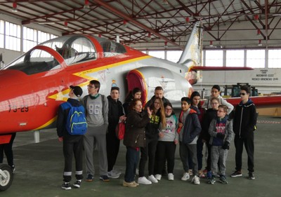 Un grupo de participantes a los pies de un C101