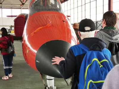 Uno de los jóvenes ciegos toca el morro del avión C101