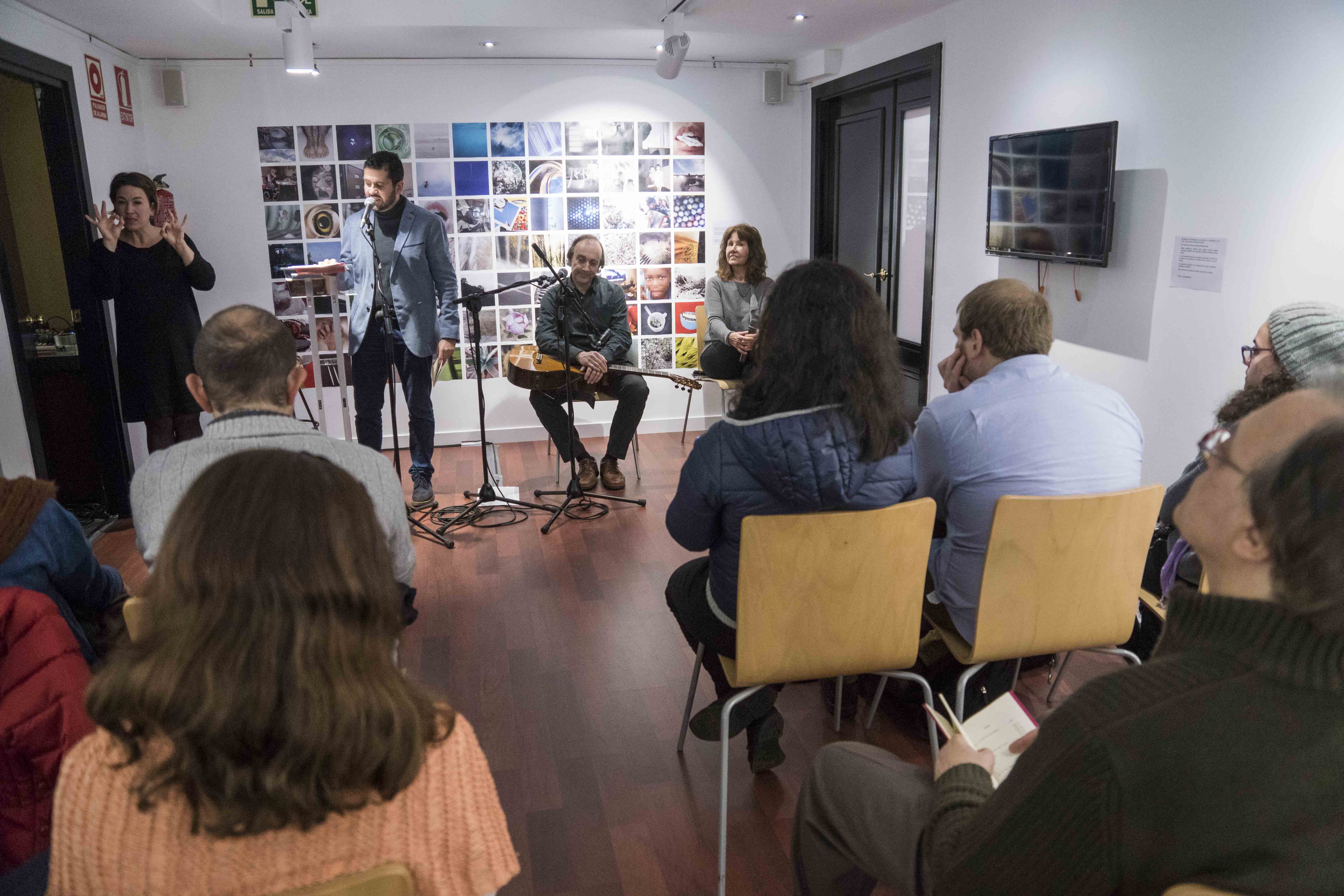 Federico Monroy durante la presentación de su libro de poemas 'Torno al corazón' en la Fundación ONCE