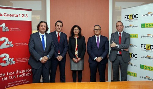 Foto de familia de los responsables de la ONCE y del Banco Santander que rubricaron el acuerdo