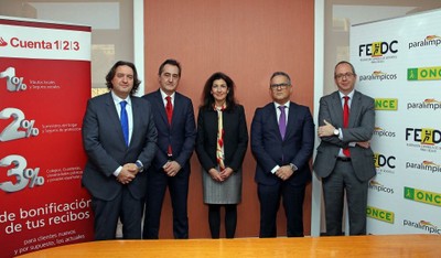 Foto de familia de los responsables de la ONCE y del Banco Santander que rubricaron el acuerdo