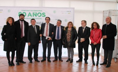 Foto de familia en la que aparece el director general de la ONCE, Ángel Sánchez (tercero por la izquierda), junto a representantes de la ONCE extremeña y autoridades