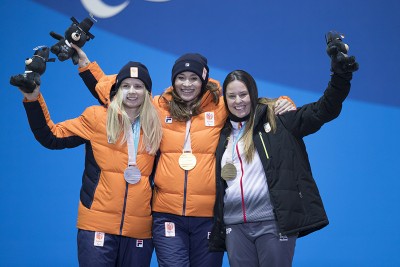 Astrid, en el podio, con las dos holandesas que obtuvieron las medallas de oro y plata