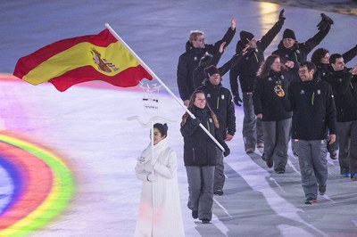 Astrid Fina, con la bandera, encabezando la delegación española en el desfile de apertura