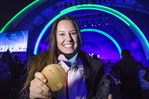 Fina muestra, orgullosa, su medalla de bronce