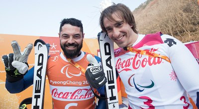 Santacana (a la derecha) y Galindo, felices tras conquistar la plata en la supercombinada