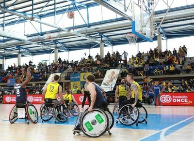 Lanzamiento a canasta del equipo alemán ante la defensa del ILUNION (de amarillo) en el último partido del torneo