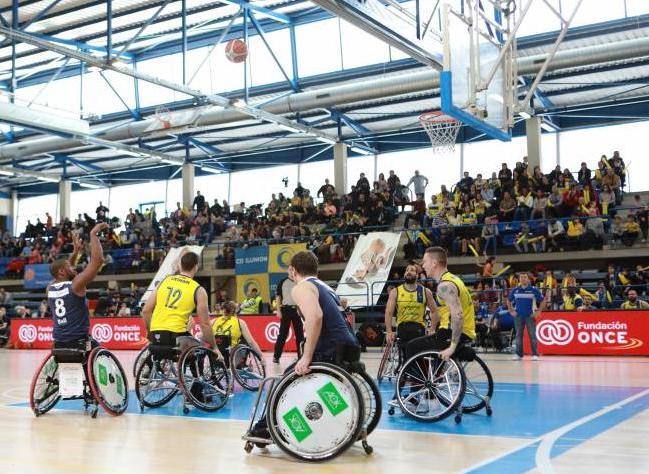 Lanzamiento a canasta del equipo alemán ante la defensa del ILUNION (de amarillo) en el último partido del torneo