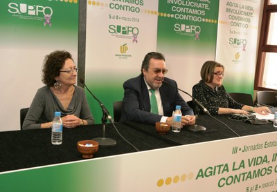Miguel Carballeda, flanqueado por Manoli Carrión (a la izquierda) e Imelda Fernández, en la clausura de las jornadas