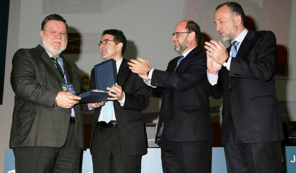 Pilat recoge su galardón durante el homenaje celebrado en las jornadas