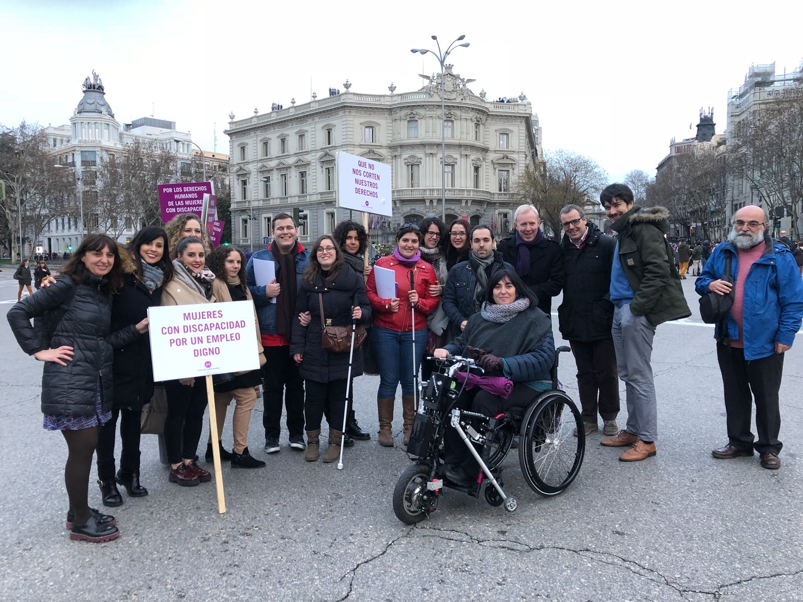 Representantes del CERMI y de la Fundación CERMI Mujeres en la marcha feminista de Madrid del 8 de marzo de 2018