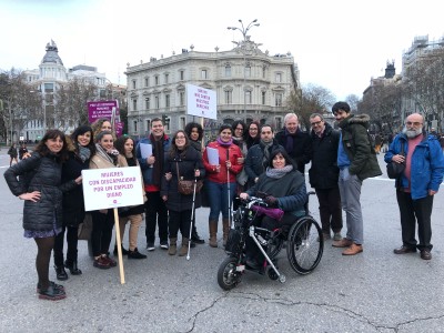 Representantes del CERMI y de la Fundación CERMI Mujeres en la marcha feminista de Madrid del 8 de marzo de 2018
