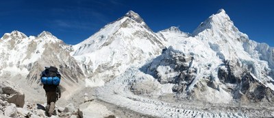 Un montañero asciende por una de las sendas que abren camino hacia el Everest