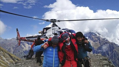 Un montañero herido es atendido en pleno ascenso al Himalaya por los servicios sanitarios de un helicóptero de salvamento