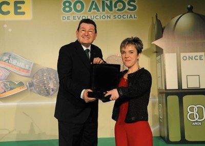 Carmen Facorro, recoge su galardón como la mejor vendedora de la DT de Galicia