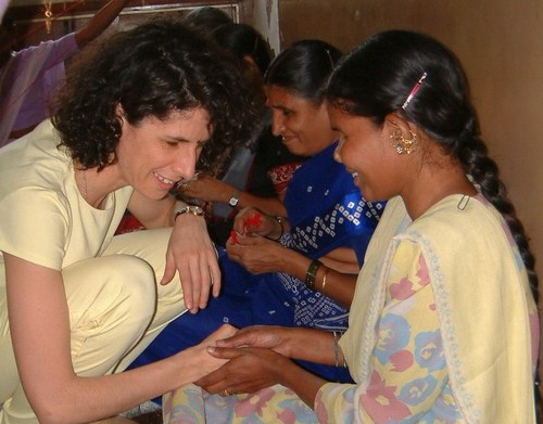 Ana Peláez con niñas ciegas de Anantapur (India)