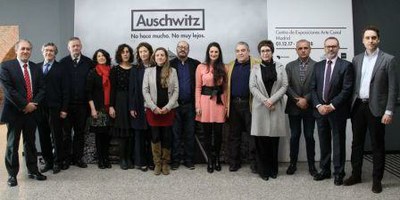 Integrantes de Pacto por la Convivencia, en la entrada de la exposición sobre Auschwitz