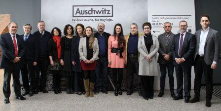 Integrantes de Pacto por la Convivencia, en la entrada de la exposición sobre Auschwitz
