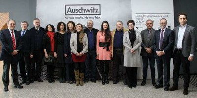 Integrantes de Pacto por la Convivencia, en la entrada de la exposición sobre Auschwitz