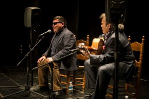 El cantaor ciego Juan Miguel Ramos 'El Plazoleta' acompañado por el guitarrista Manuel Peroles