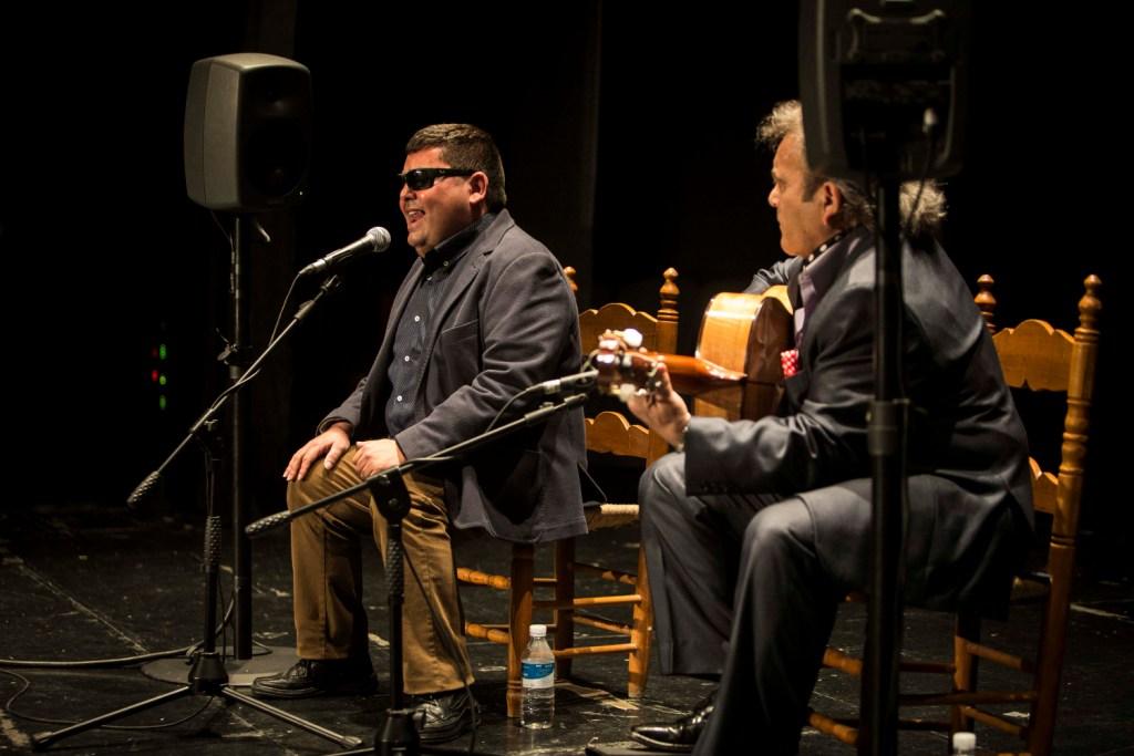 El cantaor ciego Juan Miguel Ramos 'El Plazoleta' acompañado por el guitarrista Manuel Peroles
