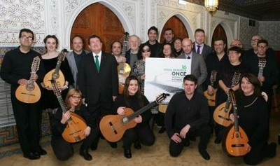El director general de la ONCE, Ángel Sánchez, en la inauguración de la Bienal, posa con los miembros de la Orquesta Ciudad de los Califas
