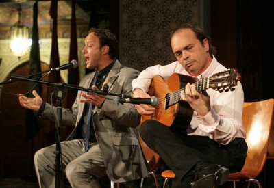 El guitarrista  ciego José Luis Scott, junto al cantante Juan Antonio Ramírez, durante su actuación en Sevilla