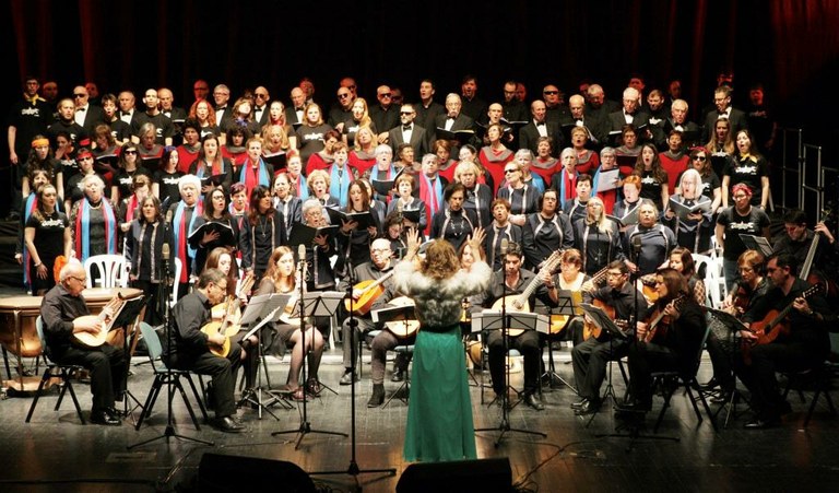 Espectacular actuación conjunta de los distintos grupos en la jornada de clausura