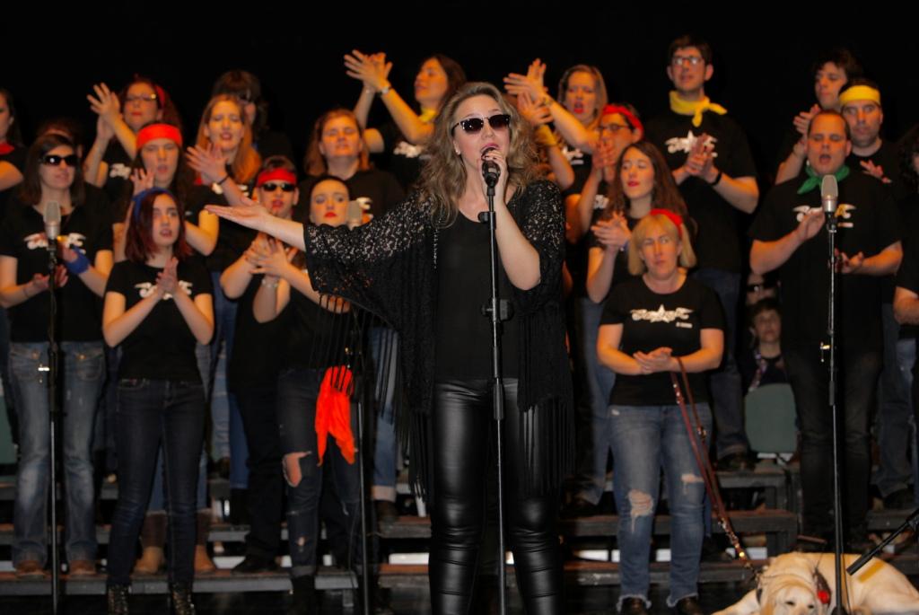 La cantante Coraluna interpreta la Salve rociera acompañado por la coral Allegro