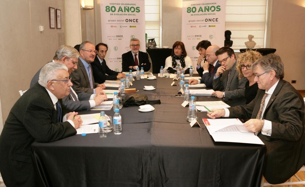 El jurado en pleno, durante su reunión para emitir el fallo