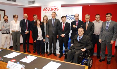 Foto de familia de los representantes de Ford y Fundación ONCE, junto a los del Real Patronato e ILUNION Accesibilidad