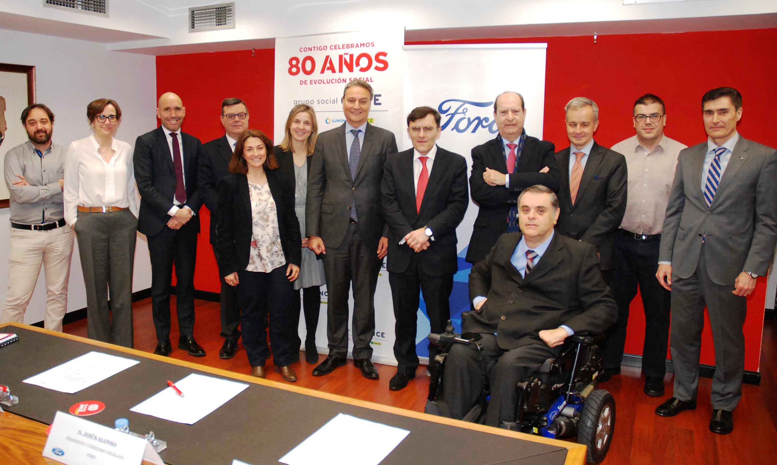 Foto de familia de los representantes de Ford y Fundación ONCE, junto a los del Real Patronato e ILUNION Accesibilidad